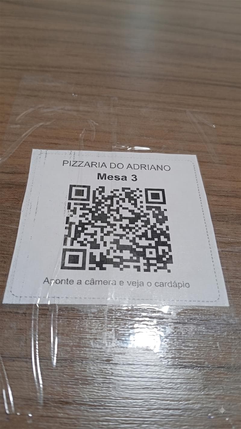 Etiqueta impressa com QR Code de uma mesa, presa numa mesa de madeira